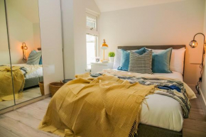 NEW Cosy & Secure - 2 Bed - Free WIFI - Modern & Functional